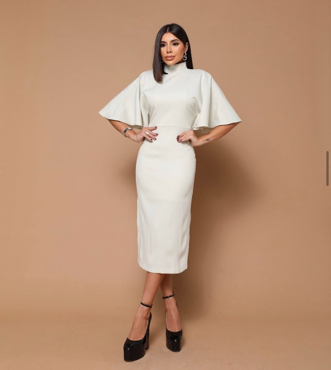 Vestido Longuete Gola Alta Manga Evasê Fenda Alfaiataria